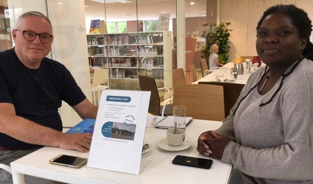 Henk en Joan zitten klaar met de koffie - of thee - om te helpen met administratieve vragen.