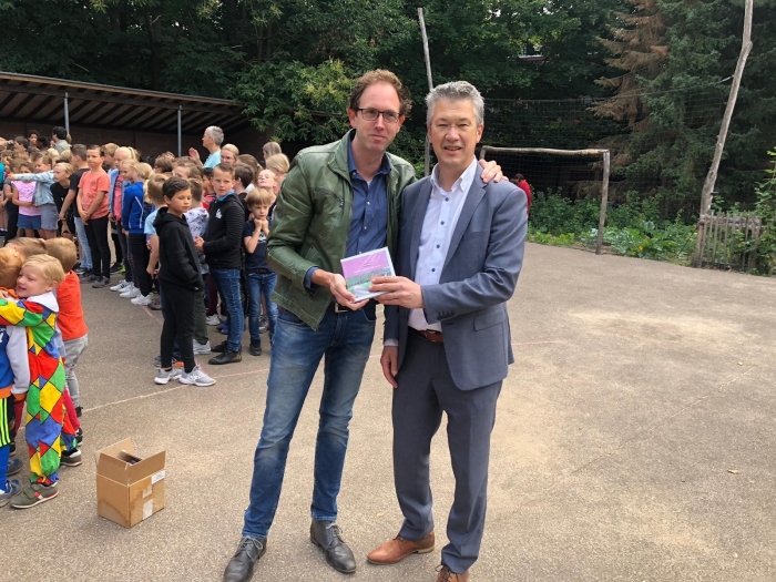 Wethouder Leon Meijer feliciteert directeur Martin Roes met inspectiebeoordeling GOED