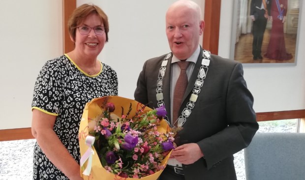 Ali Dekker krijgt na haar beediging als eerste de felicitaties van burgemeester Van Bennekom