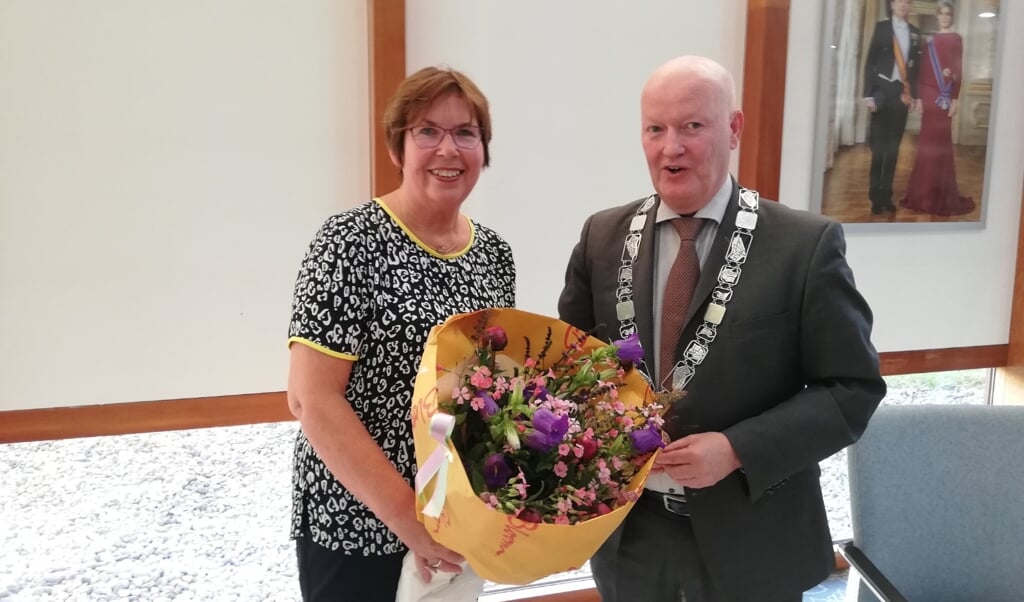 Ali Dekker krijgt na haar beediging als eerste de felicitaties van burgemeester Van Bennekom