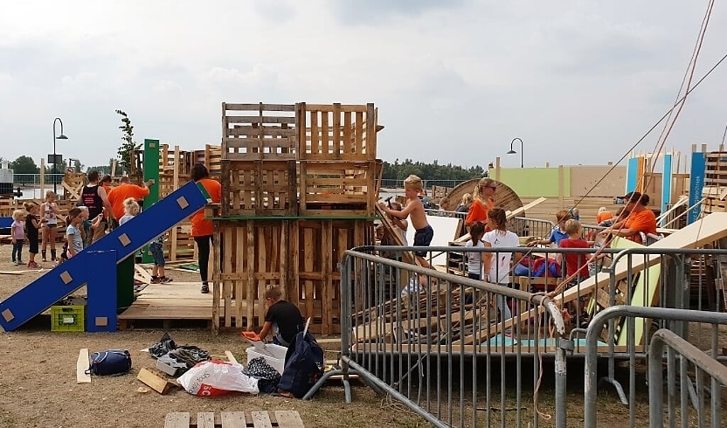 Bij Timmerdorp 2018 zijn er mooie grote hutten gebouwd. Zouden de kinderen dit deze zomer kunnen overtreffen?