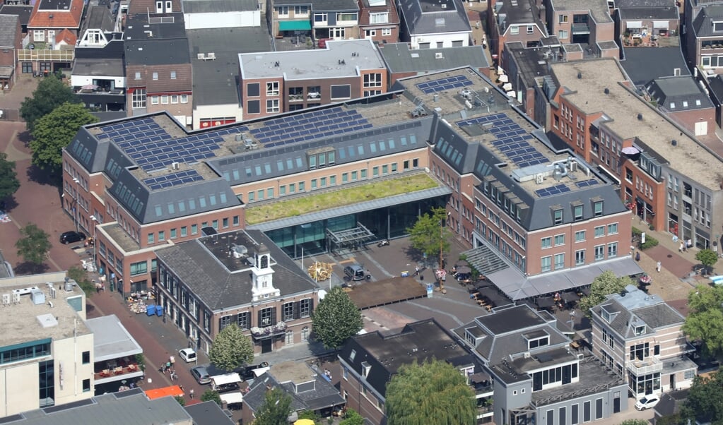 Luchtfoto van het gemeentehuis in Barneveld.