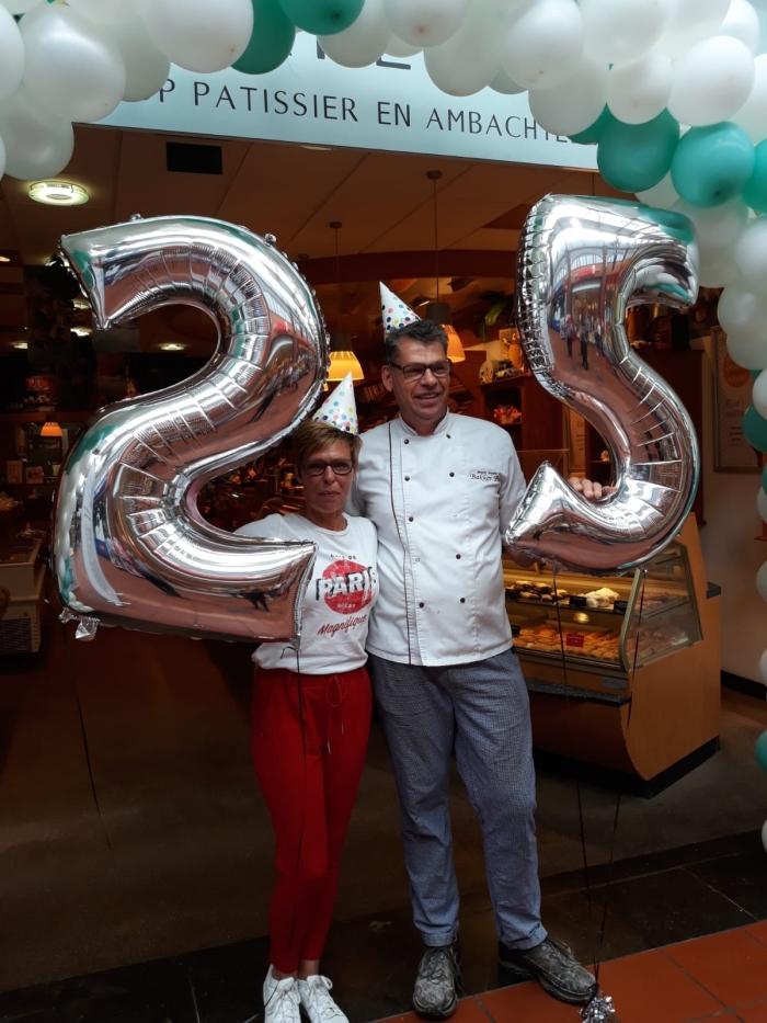 Marjolein en Bas Hendrikx voor de feestelijk winkel