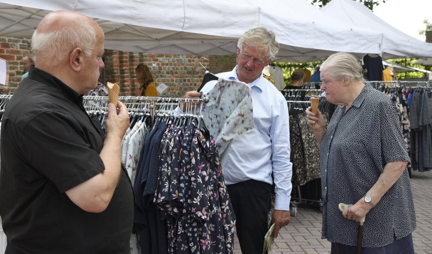 Verkoping voor Stichting Adullam Gehandicaptenzorg en kinderkleedjesmarkt op plein bij Hervormde Kerk