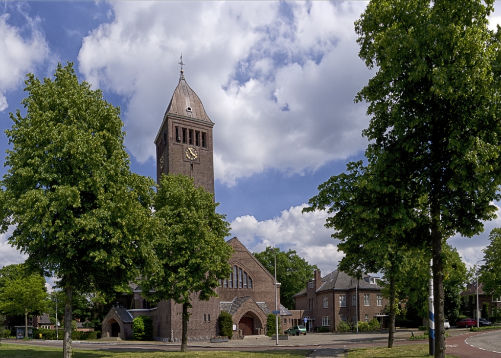 <p>De Onze Lieve Vrouw Hemelvaart met rechts de pastorie.</p>