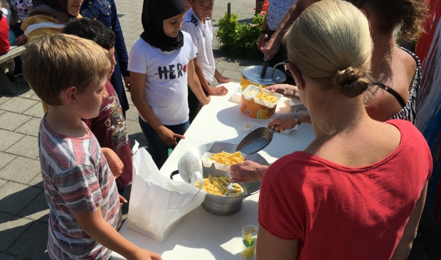<p>Hoe gezellig het ook lijkt, er zit een ongezonde kant aan het veel eten van patat. </p>