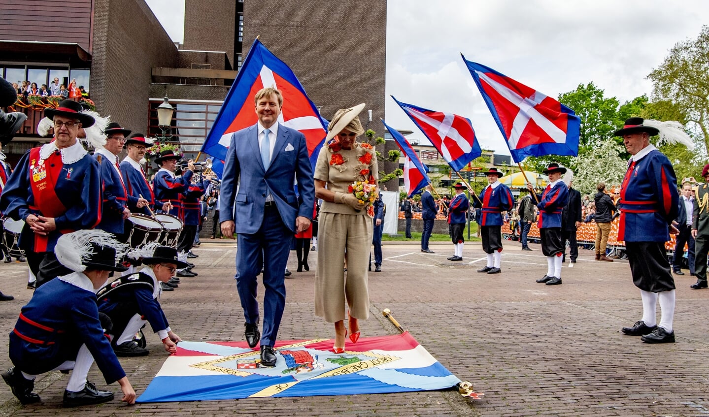 Koning Willem Alexander en Koningin Maxima liepen op Koningsdag over het vaandel.