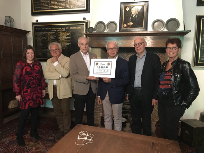 overhandiging donatie door Lions (links) aan bestuur BWH (rechts)