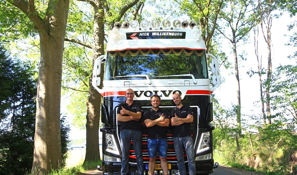 Henk van de Kieft, Nick Willigenburg en Martin van Veldhuizen voor misschien wel de 'Mooiste truck van Nederland'.