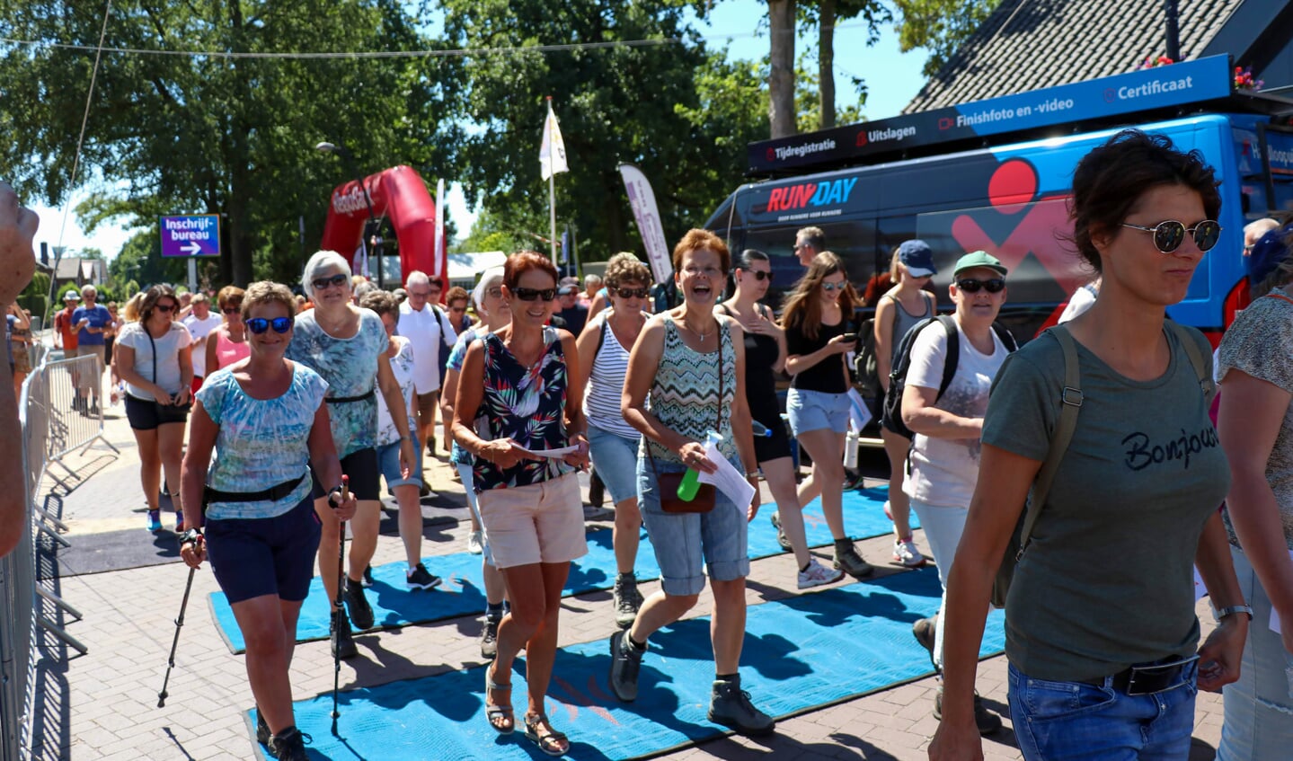 De start van de eerste wandeltocht in 2018. 