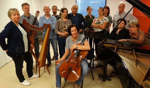 Leraren en bestuur van de muziekschool. (Hans Flipse staat rechts)