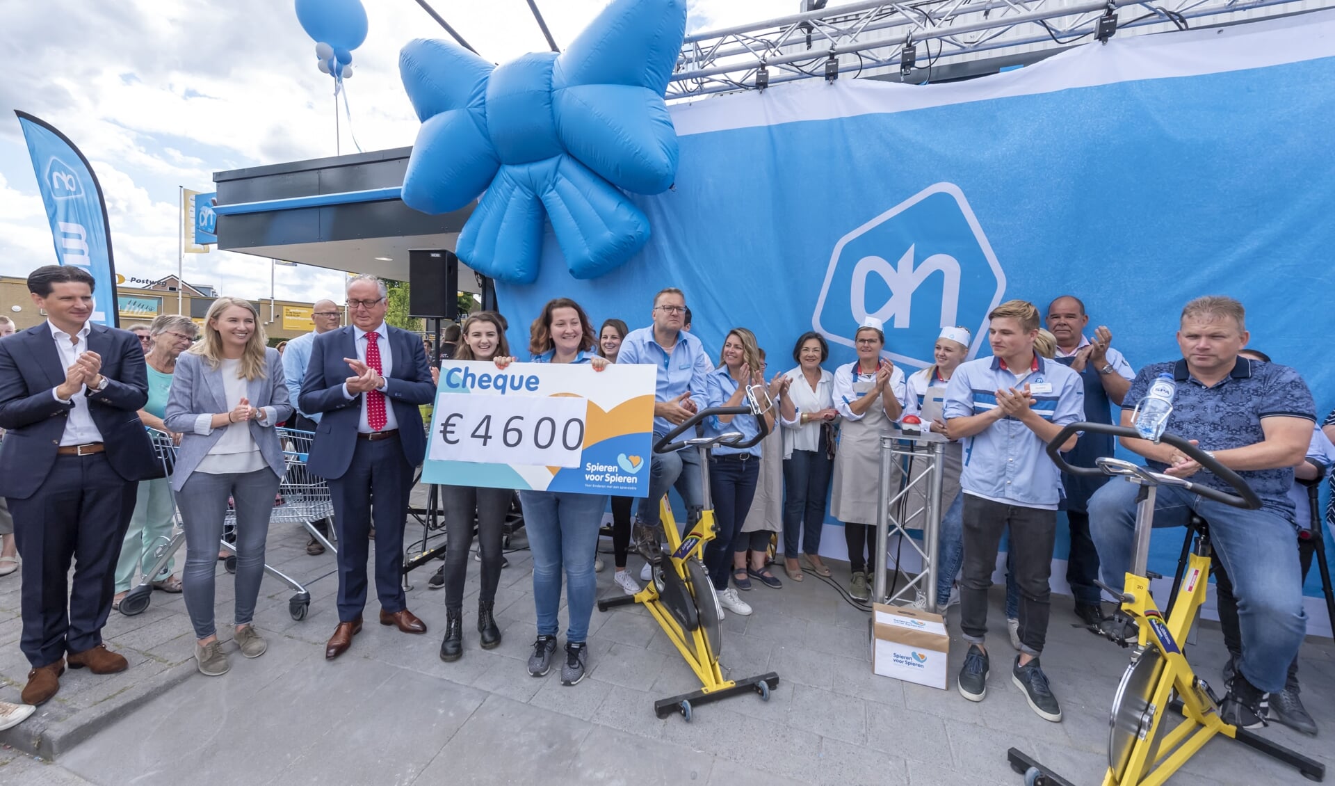 Spinningmarathon bij heropening Albert Heijn Putten leverde 4.600 euro op voor stichting Spieren voor Spieren