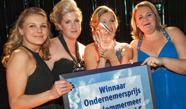 Wie gaat dit jaar de prijs pakken? Op de foto de winnaars uit 2015 - 2016.