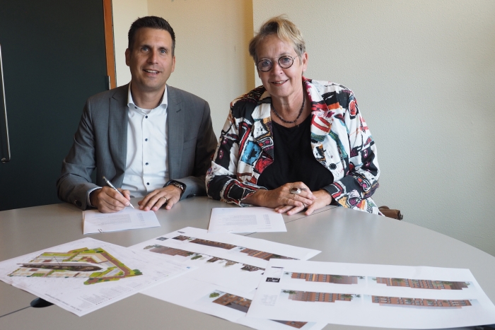 Roel Wijlens van Koopmans Bouwgroep en Marian Teer, directeur van Woonstede bij de ondertekening