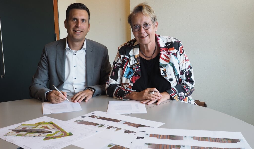 Roel Wijlens van Koopmans Bouwgroep en Marian Teer, directeur van Woonstede bij de ondertekening