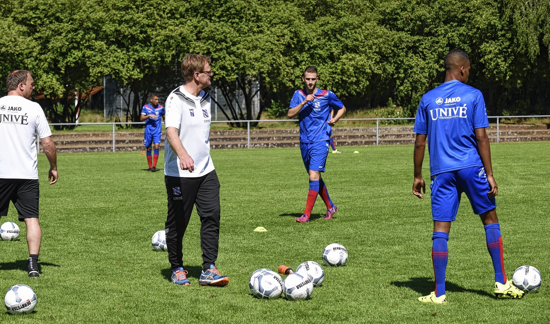 SC Heerenveen, onder leiding van Voorthuizenaar Dwight Lodeweges (midden) trainde in 2015 op de velden van Veluwse Boys in Garderen. 