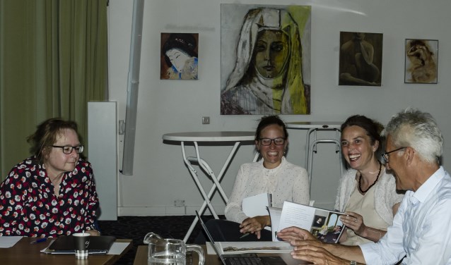 Marianne Wever (l), kwam met het idee om het jaar 2020 uit te roepen tot Adriaan Pauwjaar