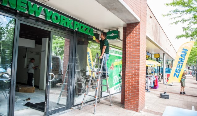Redouan Ahbiti (23) opent zondag 21 juli de deuren van zijn New York Pizza.