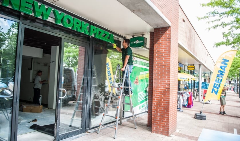 Redouan Ahbiti (23) opent zondag 21 juli de deuren van zijn New York Pizza.