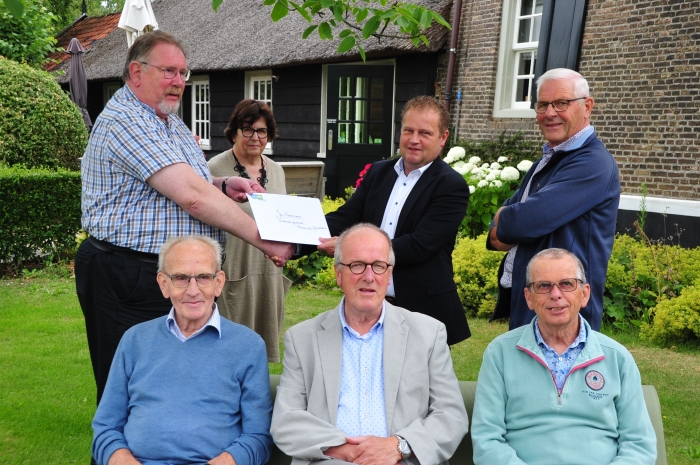 Overhandiging fietsroutes.