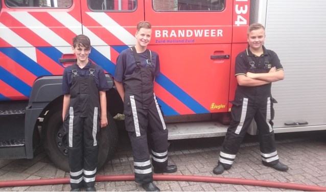 Sam, Giovanni en Tim (v.l.n.r.) voelen zich al echte brandweerlieden.