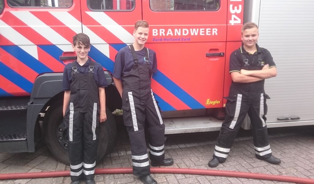 Sam, Giovanni en Tim (v.l.n.r.) voelen zich al echte brandweerlieden. 