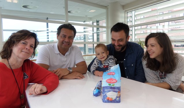V.l.n.r. Desiree de Jong, Hans Rudolph, zoontje Damar en zijn ouders Istok en Senija.