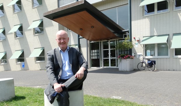 Ruud van Bennekom voor het gemeentehuis. Het was 30 graden dus de stropdas kon uit.