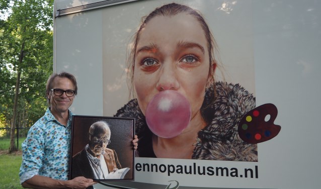 Enno Paulusma met een portret van partner Cees en hun kleindochter Anne.