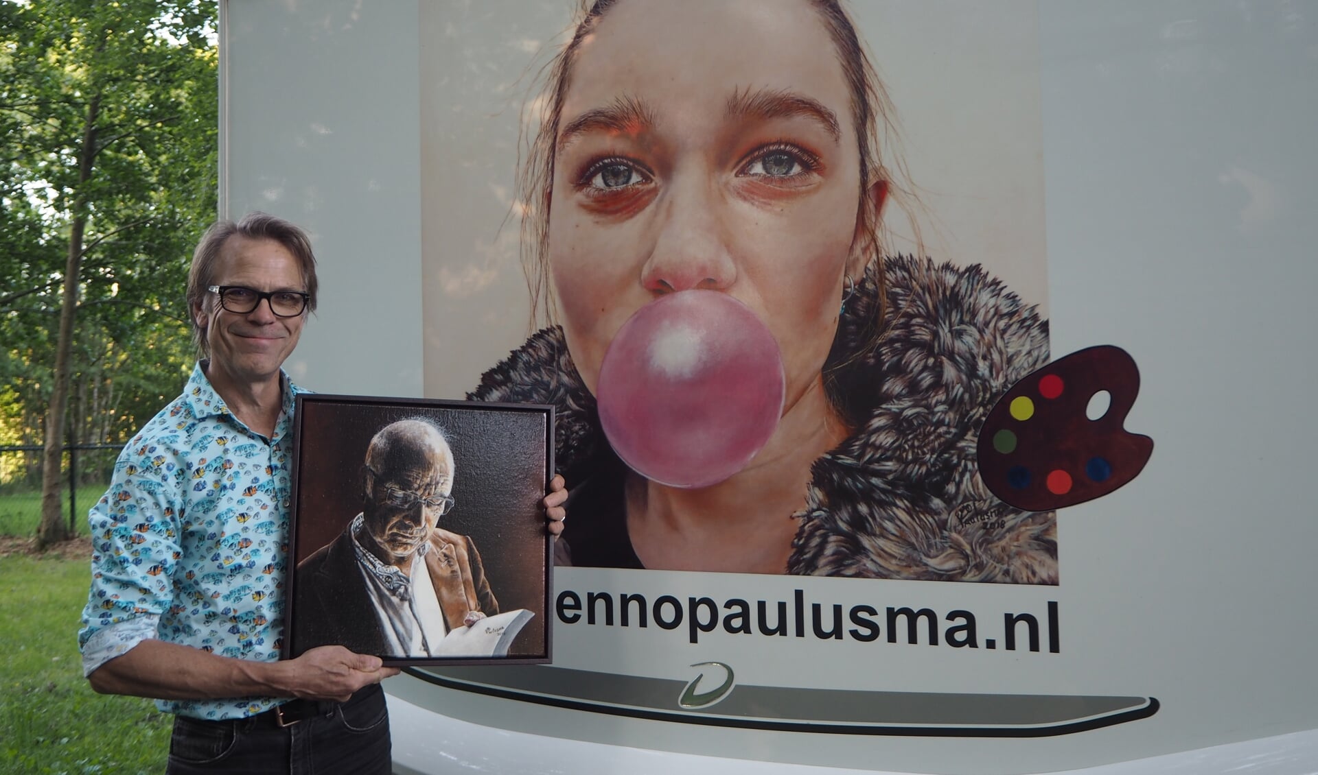 Enno Paulusma met een portret van partner Cees en hun kleindochter Anne. 