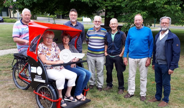 Dankzij de Vrienden van St. Joseph kunnen ouderen in Achterveld een ritje maken met de riksja.