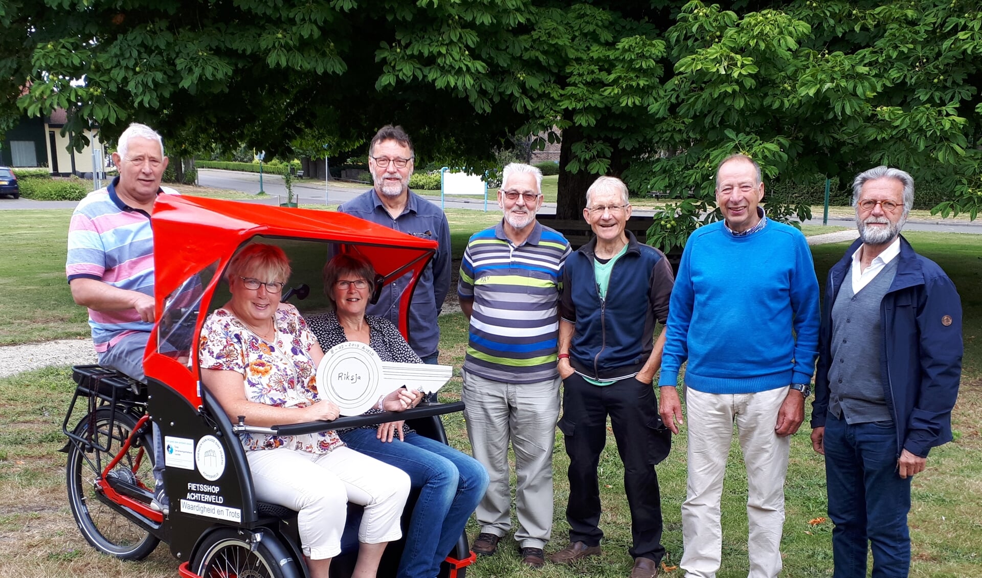 Dankzij de Vrienden van St. Joseph kunnen ouderen in Achterveld een ritje maken met de riksja.