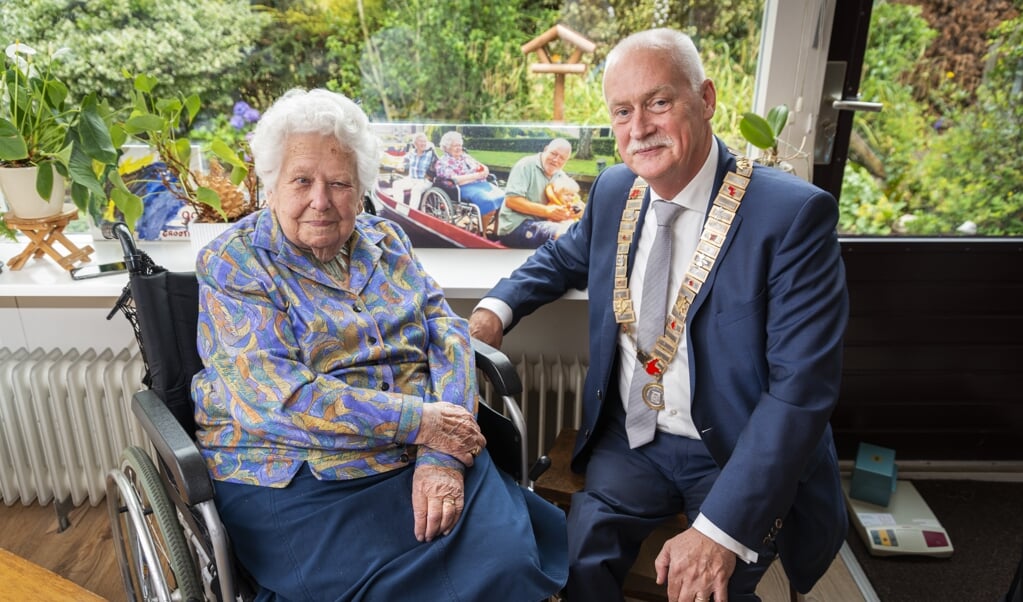 Burgemeester Asje van Dijk wilde de kans niet missen om de bijna 100-jarige Nely Jasper-Van Roon te feliciteren met haar verjaardag.