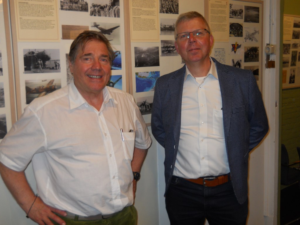 Goos Hageman en René van Duist, samenstellers van de tentoonstelling over vlieger Guus Hagers.