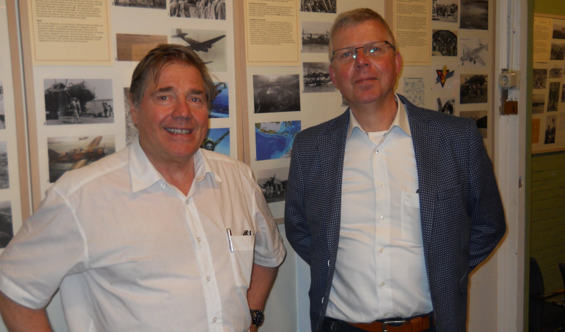 Goos Hageman en René van Duist, samenstellers van de tentoonstelling over vlieger Guus Hagers.