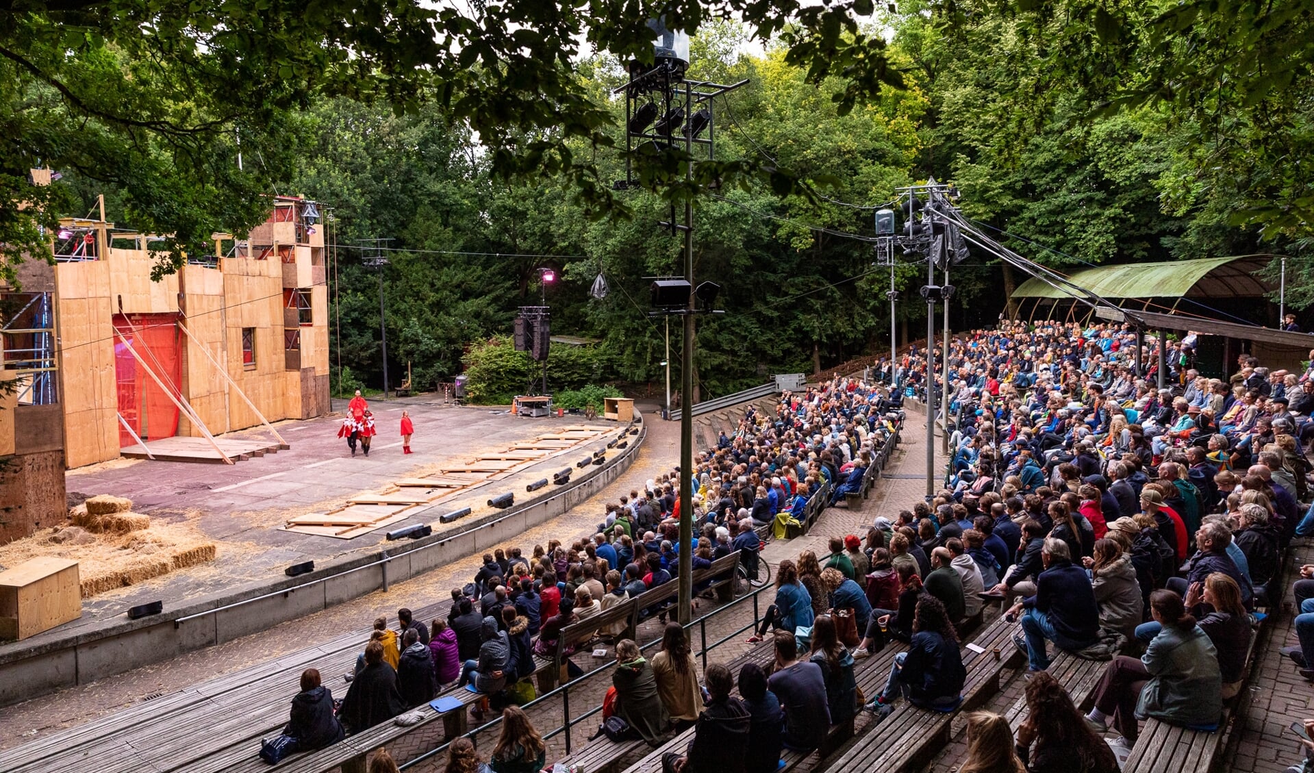 In een reguliere zomer bezoeken cIrca 68.000 mensen de voorstellingen en concerten in het Bostheater.
