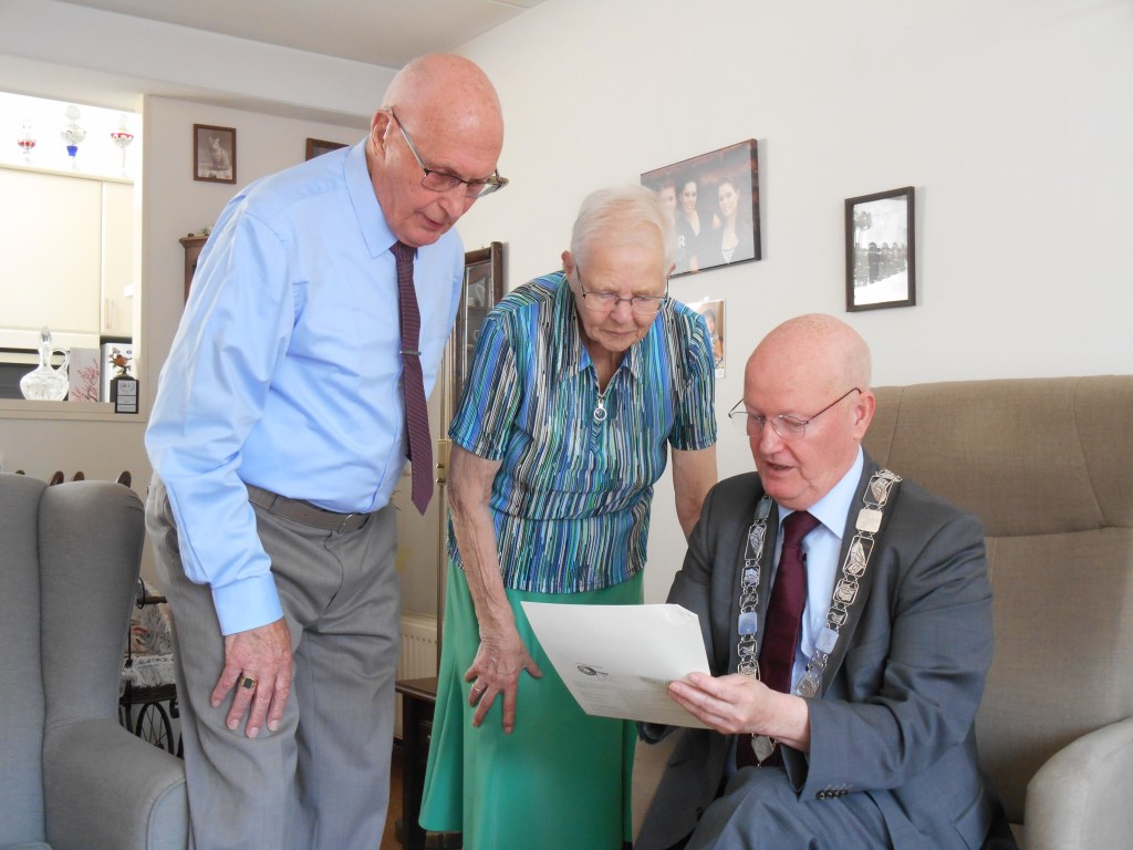 Burgemeester van Bennekom overhandigt Adrie en Gerda van Dijk een kopie van de huwelijksakte uit 1959. Het verhaal van dit bruidspaar kunt u lezen op Bunniksnieuws.nl.