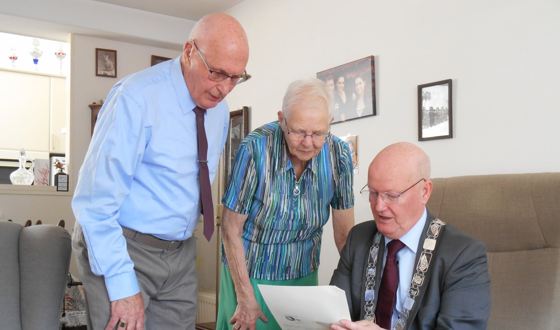 Burgemeester van Bennekom overhandigt Adrie en Gerda van Dijk een kopie van de huwelijksakte uit 1959. Het verhaal van dit bruidspaar kunt u lezen op Bunniksnieuws.nl.