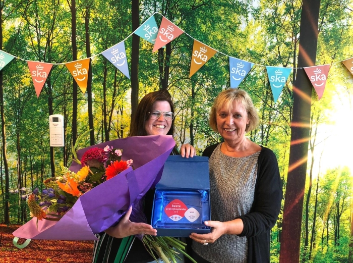 Linda van Dijk (l) ontvangt prijs van SBB