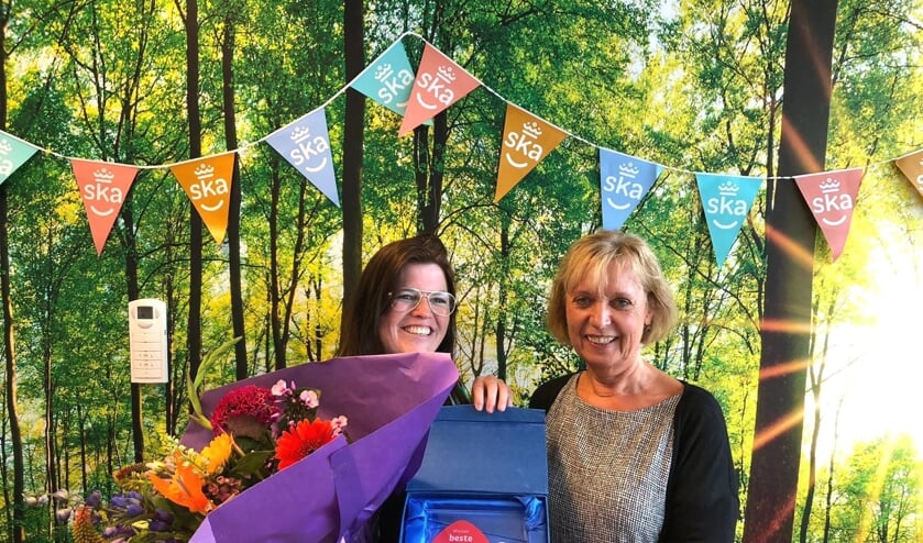Linda van Dijk (l) ontvangt prijs van SBB
