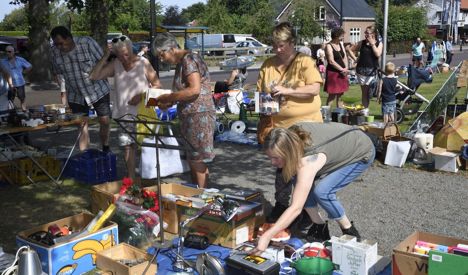 Verkoping voor Stichting Adullam Gehandicaptenzorg en kinderkleedjesmarkt op plein bij Hervormde Kerk