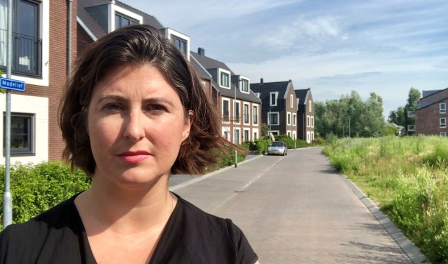 Wethouder Barbara de Reijke in wijk Tuindorp in Ouderkerk Zuid.