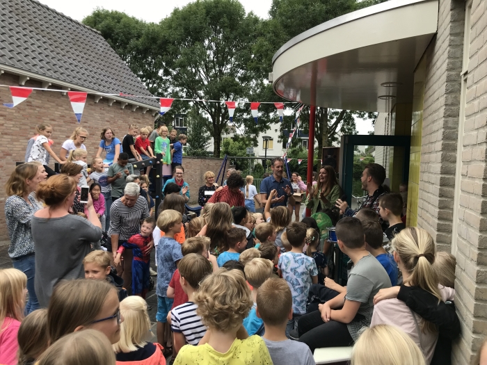 De kinderen van Junior College worden verwelkomd