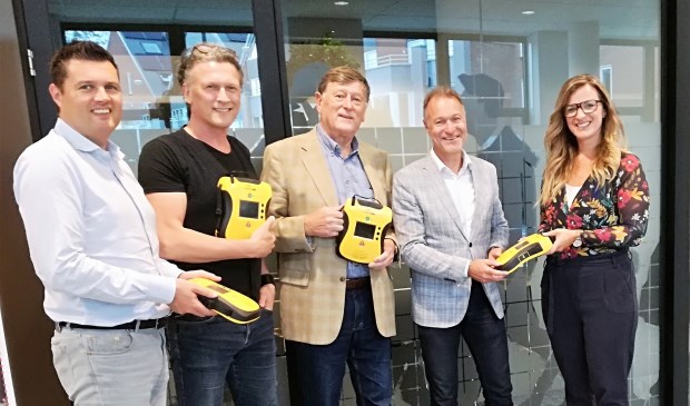 Martijn deLahay (AFAS), Bas Westerweel (Hart voor Iedereen), Jaap Ketel (Stichting AED Leusden doet mee), Erik van Beurden (gemeente Leusden) en Britt Breure (AFAS).
