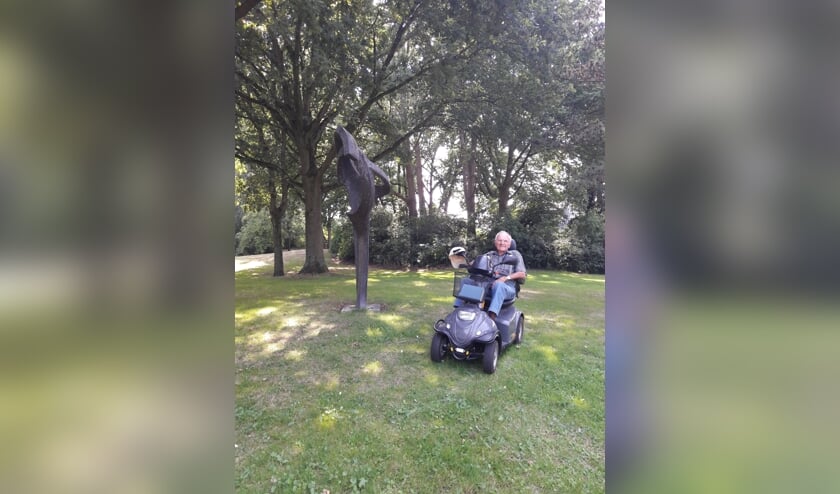Lub Versteeg drinkt zijn biertje in de schaduw.