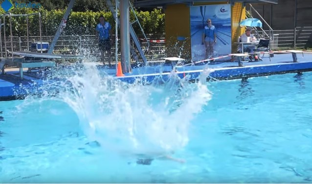 Met een grote plons springt Bart van Zon in het water. Helaas kwamen zijn spetters net niet hoog genoeg.