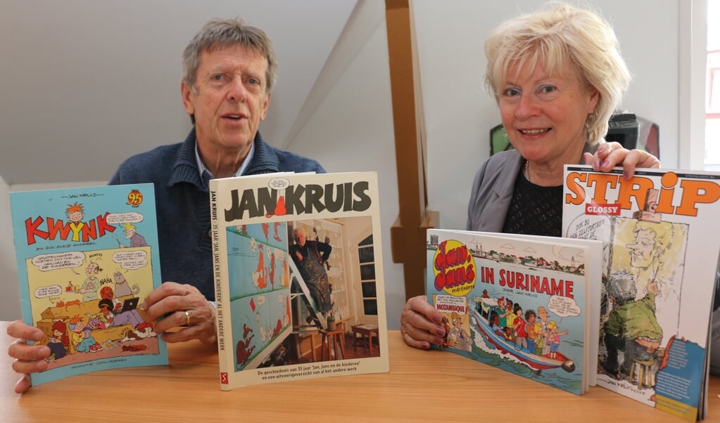 Organisatoren Johan de Lange en Pia Verduijn met boeken van en over kunstenaar Jan Kruis.
