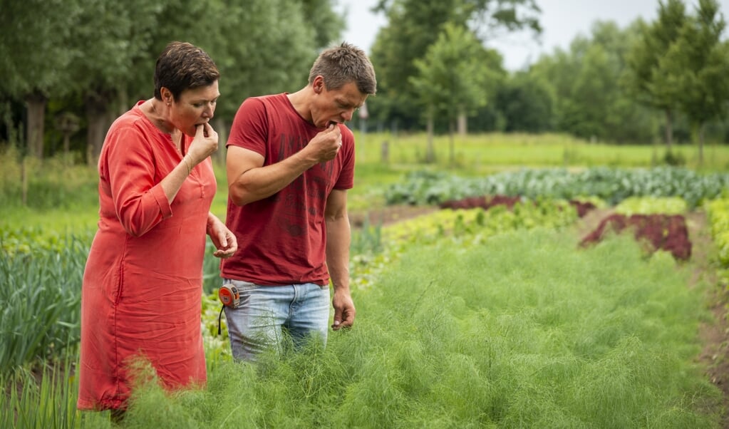 Inge Melisse met burgerboer Frank van den Berg op zijn biologisch boerenbedrijf De Landouw in De Glind.