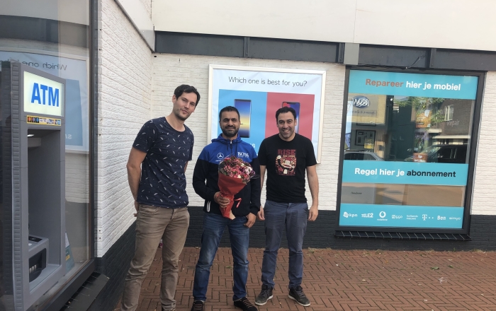 Voormalige eigenaren Robert en Tarik (links en rechts) en nieuwe eigenaar Mehmet (midden)
