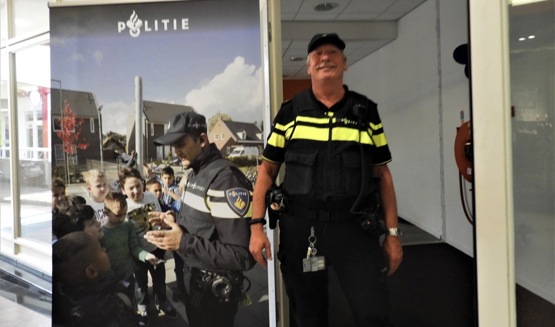 Kalmerend woonadres blaas gat Pop-uppolitiebureau in lege winkel in Symfonie - Witte Weekblad  Nieuw-Vennep | Nieuws uit de regio Nieuw-Vennep